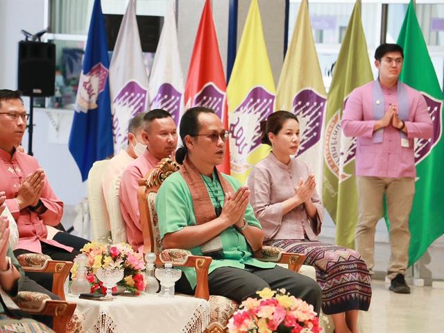 คณะรัฐศาสตร์และสังคมศาสตร์ 