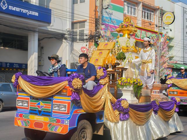 วิทยาลัยการศึกษา เข้าร่วมประเพณีแห่ผ้าห่มพระธาตุจอมทอง มหาวิทยาลัยพะเยา ประจำปี ๒๕๖๗