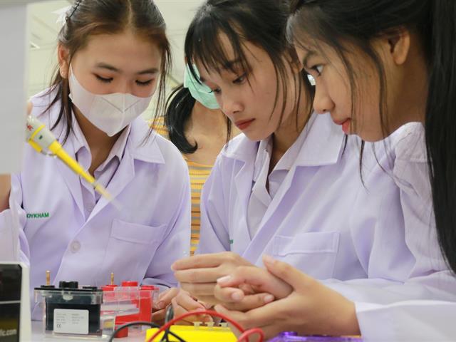 คณะวิทยาศาสตร์การแพทย์เปิดบ้านต้อนรับคณาจารย์และนักเรียนจากโรงเรียนแม่ใจวิทยาคม เพื่อฝึกปฏิบัติการทางด้านวิทยาศาสตร์การแพทย์