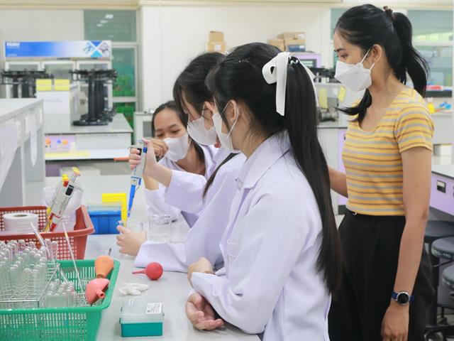 คณะวิทยาศาสตร์การแพทย์เปิดบ้านต้อนรับคณาจารย์และนักเรียนจากโรงเรียนแม่ใจวิทยาคม เพื่อฝึกปฏิบัติการทางด้านวิทยาศาสตร์การแพทย์