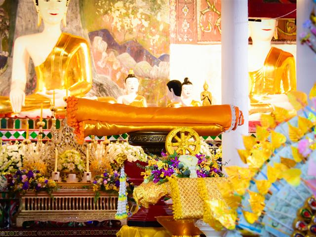 แห่ผ้าห่มพระธาตุจอมทอง