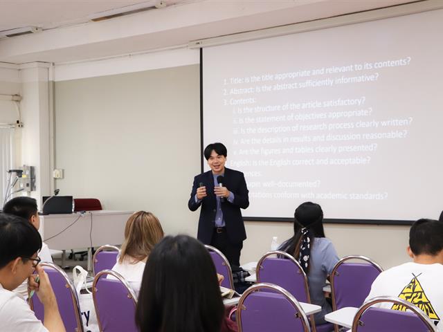 คณะรัฐศาสตร์และสังคมศาสตร์ 
