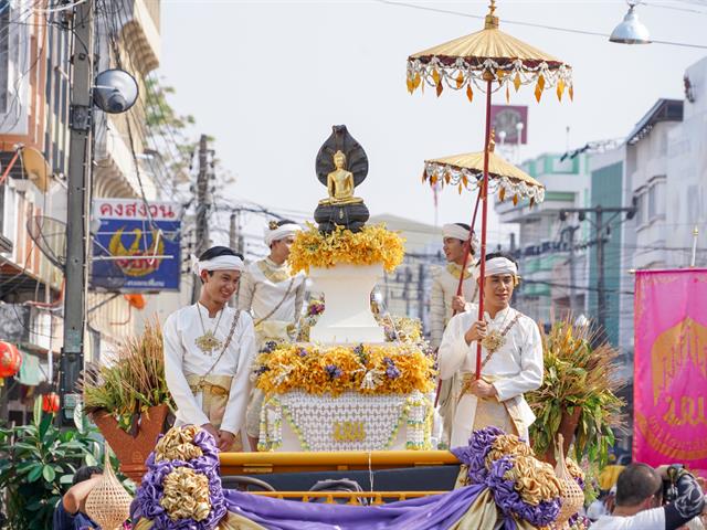 The University of Phayao inherits the Tradition of the Phra That Chom Thong Blanket Parade for the Year 2024