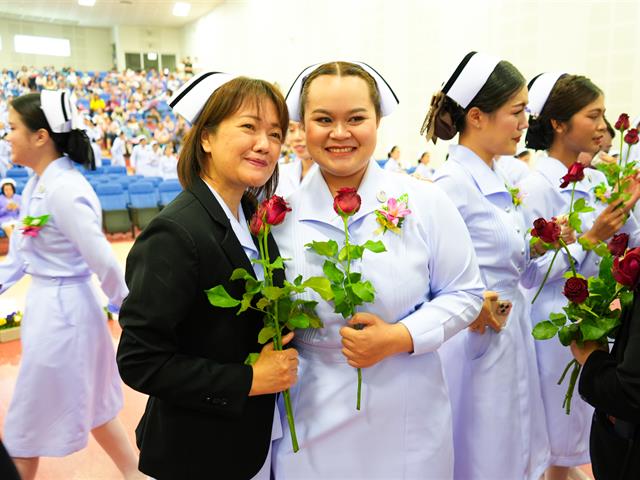 พิธีรับมอบแถบหมวกพยาบาลและเข็มเครื่องหมายสถาบัน 