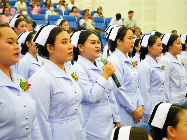 พิธีรับมอบแถบหมวกพยาบาลและเข็มเครื่องหมายสถาบัน 