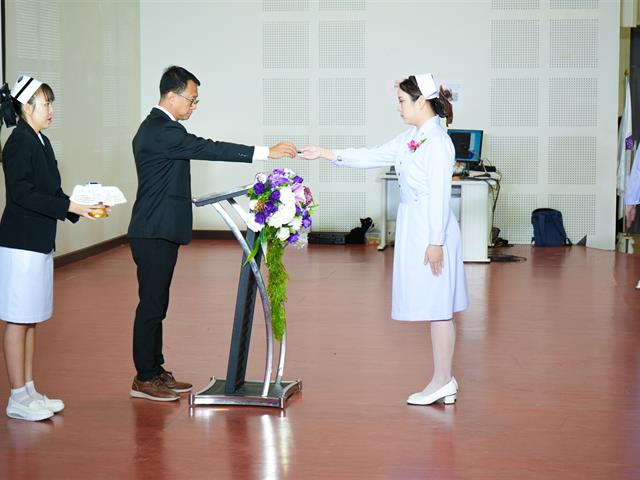 พิธีรับมอบแถบหมวกพยาบาลและเข็มเครื่องหมายสถาบัน 