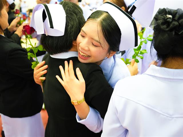 พิธีรับมอบแถบหมวกพยาบาลและเข็มเครื่องหมายสถาบัน 