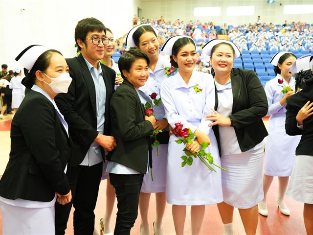พิธีรับมอบแถบหมวกพยาบาลและเข็มเครื่องหมายสถาบัน 