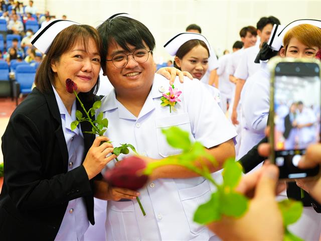 พิธีรับมอบแถบหมวกพยาบาลและเข็มเครื่องหมายสถาบัน 