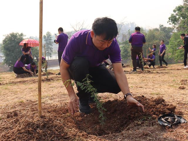 วิศวกรรมศาสตร์ มพ. ร่วมพิธีถวายพระพรชัยมงคล ปลูกต้นดอกคำใต้ เนื่องในโอกาสวันคล้ายวันพระราชสมภพ สมเด็จพระกนิษฐาธิราชเจ้า  กรมสมเด็จพระเทพรัตนราชสุดาฯ