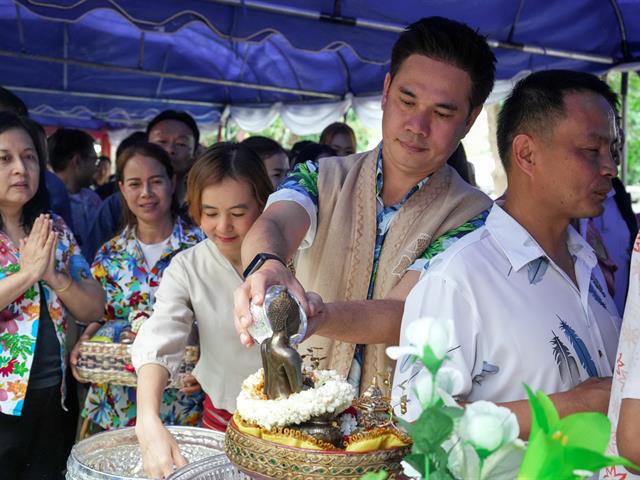 มหาวิทยาลัยพะเยา ร่วมพิธีรดน้ำขอพร ผู้ว่าราชการจังหวัดพะเยา เนื่องในวันสงกรานต์ ประเพณีปีใหม่ไทย