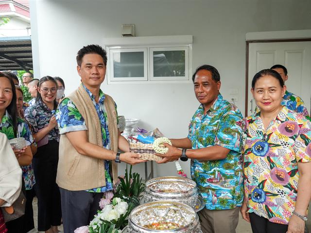 มหาวิทยาลัยพะเยา ร่วมพิธีรดน้ำขอพร ผู้ว่าราชการจังหวัดพะเยา เนื่องในวันสงกรานต์ ประเพณีปีใหม่ไทย