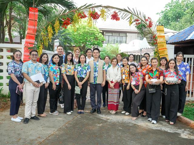 มหาวิทยาลัยพะเยา ร่วมพิธีรดน้ำขอพร ผู้ว่าราชการจังหวัดพะเยา เนื่องในวันสงกรานต์ ประเพณีปีใหม่ไทย