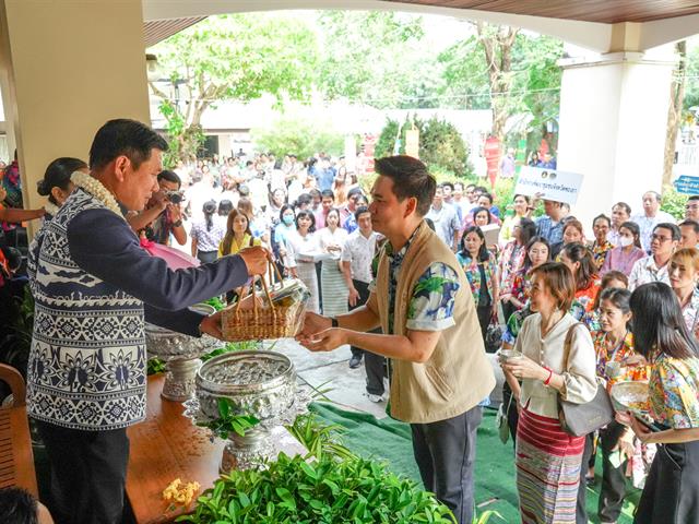 มหาวิทยาลัยพะเยา ร่วมพิธีรดน้ำขอพร ผู้ว่าราชการจังหวัดพะเยา เนื่องในวันสงกรานต์ ประเพณีปีใหม่ไทย