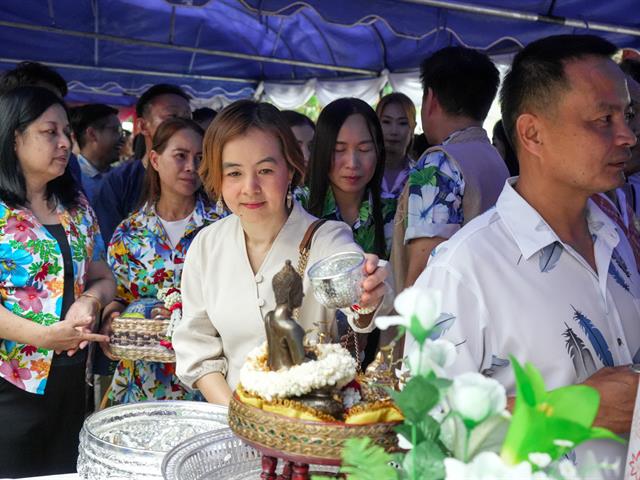 มหาวิทยาลัยพะเยา ร่วมพิธีรดน้ำขอพร ผู้ว่าราชการจังหวัดพะเยา เนื่องในวันสงกรานต์ ประเพณีปีใหม่ไทย