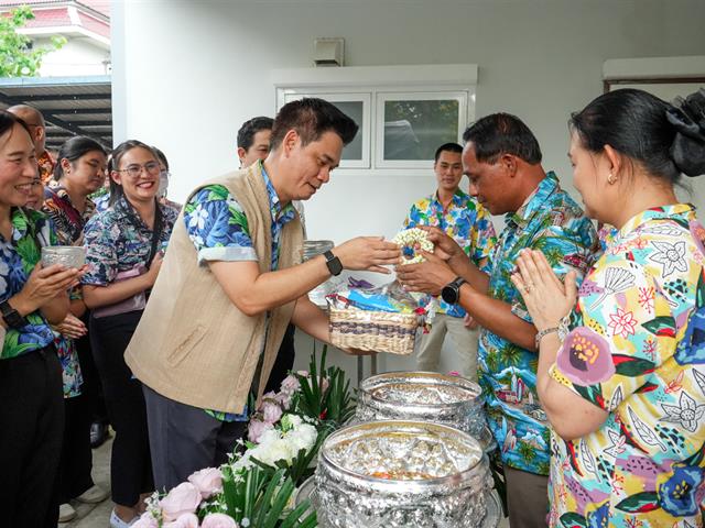 มหาวิทยาลัยพะเยา ร่วมพิธีรดน้ำขอพร ผู้ว่าราชการจังหวัดพะเยา เนื่องในวันสงกรานต์ ประเพณีปีใหม่ไทย