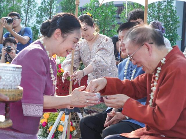 พิธีสระเกล้าดำหัวอธิการบดีและผู้อาวุโส เนื่องในเทศกาลสงกรานต์มหาวิทยาลัยพะเยา  ประจำปี 2567