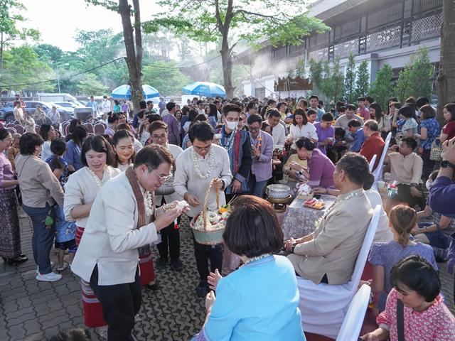 พิธีสระเกล้าดำหัวอธิการบดีและผู้อาวุโส เนื่องในเทศกาลสงกรานต์มหาวิทยาลัยพะเยา  ประจำปี 2567