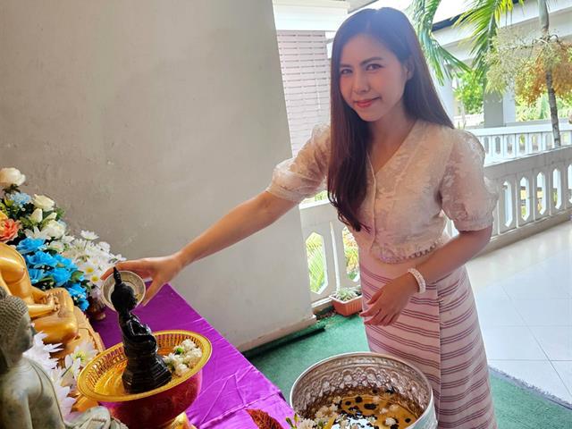 สระเกล้าดำหัวอธิการบดีและผู้อาวุโส