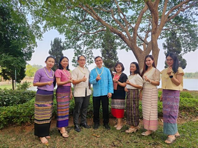 สระเกล้าดำหัวอธิการบดีและผู้อาวุโส