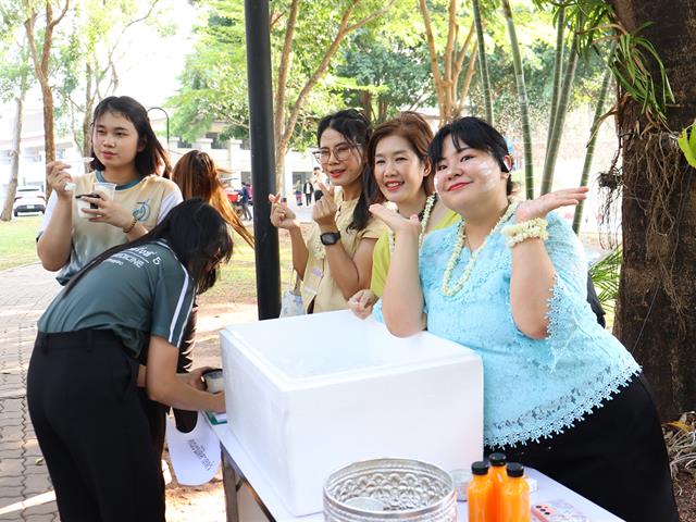 สระเกล้าดำหัวอธิการบดีและผู้อาวุโส