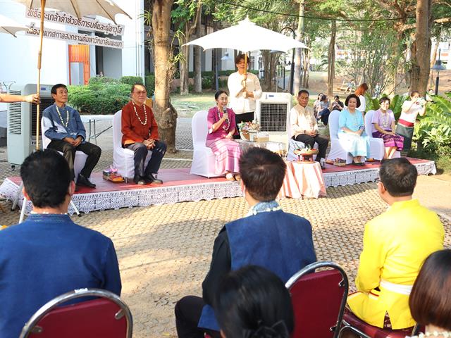 สระเกล้าดำหัวอธิการบดีและผู้อาวุโส