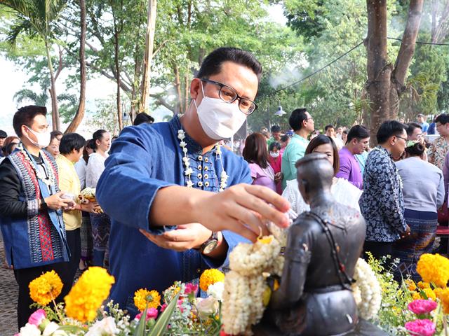 สระเกล้าดำหัวอธิการบดีและผู้อาวุโส