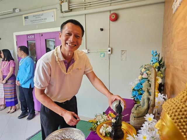 สระเกล้าดำหัวอธิการบดีและผู้อาวุโส