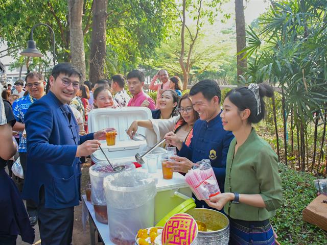วิทยาลัยการศึกษา เข้าร่วมประเพณีสระเกล้าดำหัวอธิการบดีและผู้อาวุโส เนื่องในเทศกาลสงกรานต์มหาวิทยาลัยพะเยา ประจำปี 2567