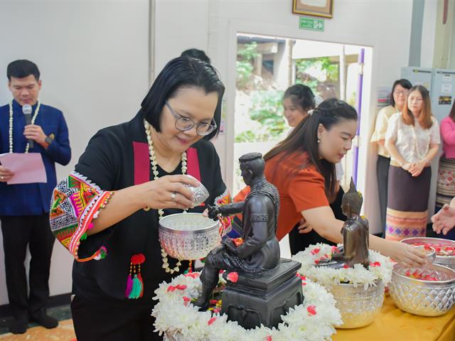 วิทยาลัยการศึกษา ดำเนินโครงการพิธีทำบุญครบรอบ 10 ปี วิทยาลัยการศึกษาและกิจกรรมประเพณีสงกรานต์รดน้ำดำหัวผู้บริหารและผู้อาวุโส ประจำปี 2567