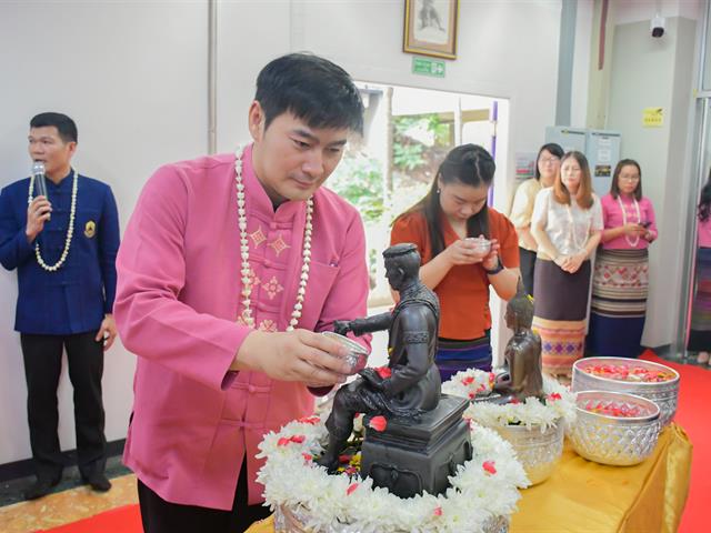 วิทยาลัยการศึกษา ดำเนินโครงการพิธีทำบุญครบรอบ 10 ปี วิทยาลัยการศึกษาและกิจกรรมประเพณีสงกรานต์รดน้ำดำหัวผู้บริหารและผู้อาวุโส ประจำปี 2567