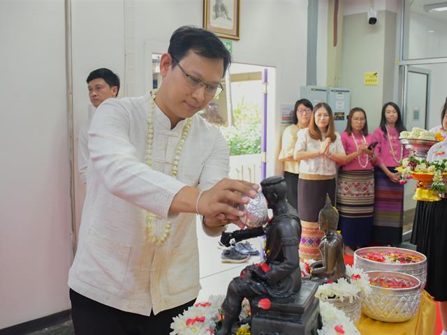 วิทยาลัยการศึกษา ดำเนินโครงการพิธีทำบุญครบรอบ 10 ปี วิทยาลัยการศึกษาและกิจกรรมประเพณีสงกรานต์รดน้ำดำหัวผู้บริหารและผู้อาวุโส ประจำปี 2567
