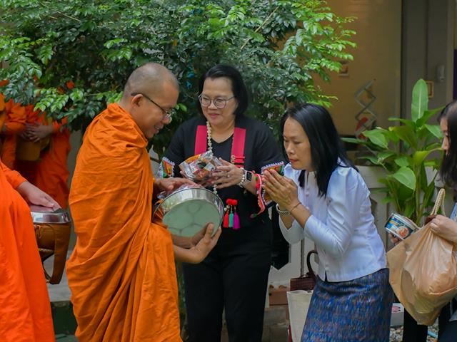 วิทยาลัยการศึกษา ดำเนินโครงการพิธีทำบุญครบรอบ 10 ปี วิทยาลัยการศึกษาและกิจกรรมประเพณีสงกรานต์รดน้ำดำหัวผู้บริหารและผู้อาวุโส ประจำปี 2567