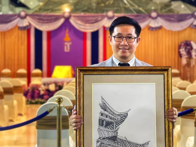 คณบดีคณะสถาปัตยกรรมศาสตร์และศิลปกรรมศาสตร์ ผู้ช่วยศาสตราจารย์ ดร.อัมเรศ เทพมา ได้ทูลเกล้าทูลกระหม่อมถวาย ภาพเขียนลายเส้นสถาปัตยกรรม แด่ สมเด็จพระกนิษฐาธิราชเจ้า กรมสมเด็จพระเทพรัตนราชสุดาฯ สยามบรมราชกุมารี 