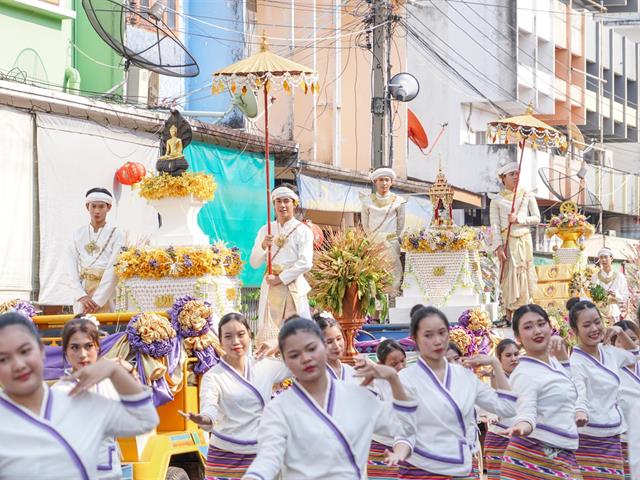 Phra That Chom Thong Blanket Parade Tradition, University of Phayao