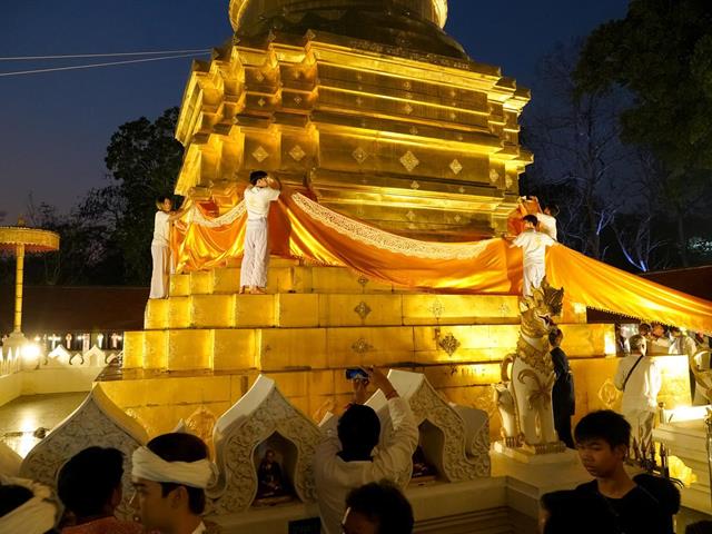 Phra That Chom Thong Blanket Parade Tradition, University of Phayao