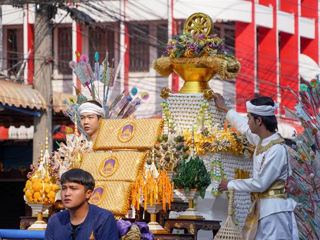 Phra That Chom Thong Blanket Parade Tradition, University of Phayao
