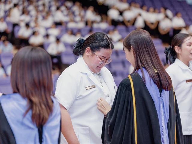 สาขาวิชาอนามัยชุมชน มพ. จัดกิจกรรมเกียรติยศ มอบเข็มพระบิดา เสื้อกาวน์ & กิจกรรมพิธีน้อมวันทา จริยา บูชาครู ประจำปีการศึกษา 2567