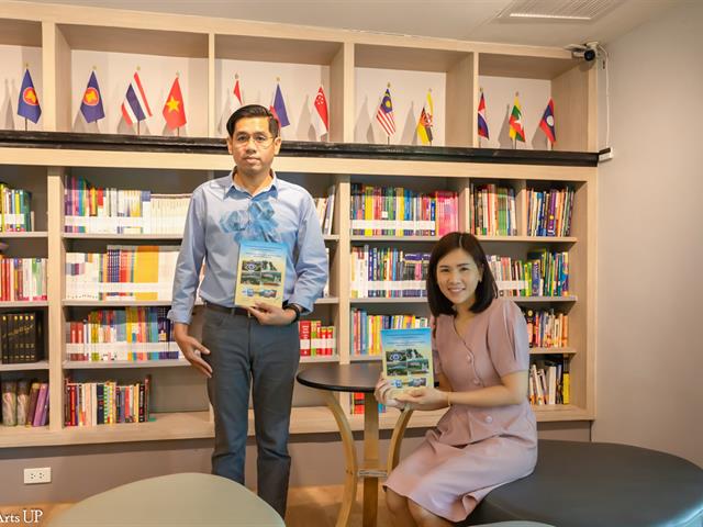 คณะศิลปศาสตร์รับมอบหนังสือ “สารัตถะและกลวิธีนำเสนอสัจจะซ้อนทางสังคมและวัฒนธรรมในวรรณกรรมกวีนิพนธ์ซีไรต์ไทย-ลาว”