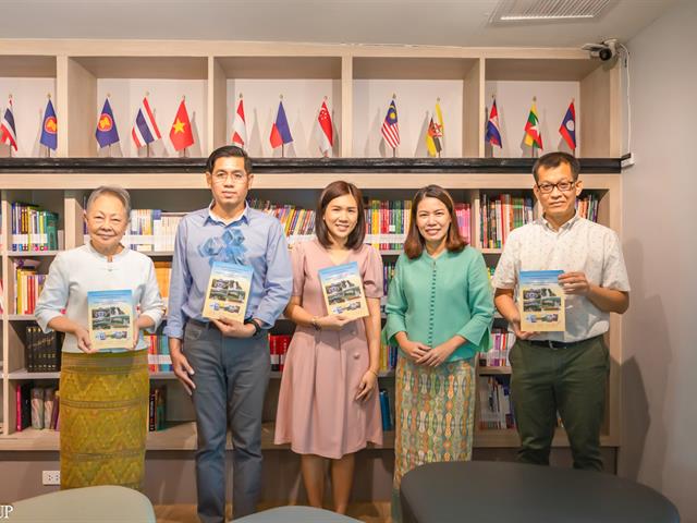 คณะศิลปศาสตร์รับมอบหนังสือ “สารัตถะและกลวิธีนำเสนอสัจจะซ้อนทางสังคมและวัฒนธรรมในวรรณกรรมกวีนิพนธ์ซีไรต์ไทย-ลาว”