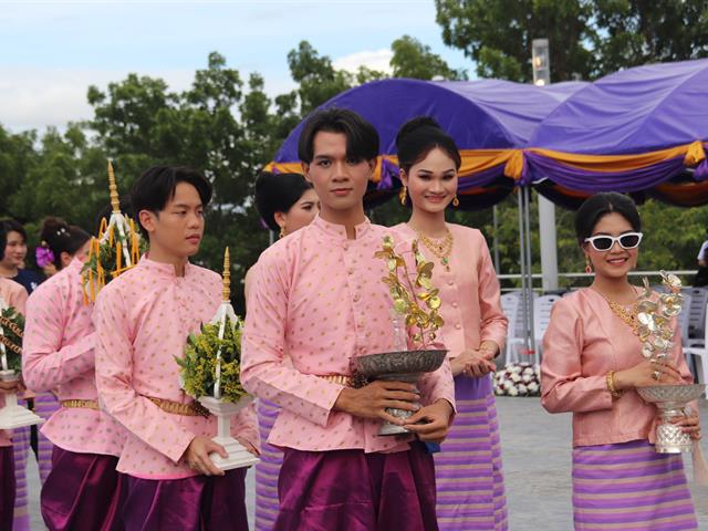 เดินเข้ามอ