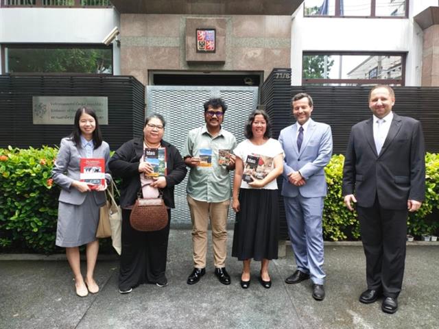 บุคลากรคณะศิลปศาสตร์ ได้รับรางวัลรองชนะเลิศอันดับสอง จากการประกวดการเขียนบทกวี เนื่องในโอกาส ครบรอบ 50 ปี การสถาปนาความสัมพันธ์ไทย-สาธารณรัฐเช็ก