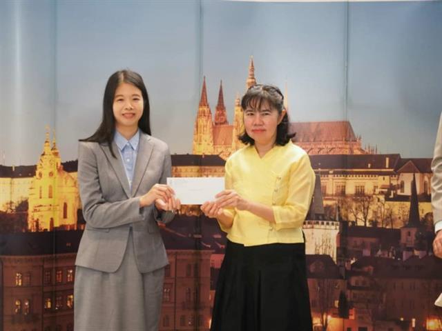 บุคลากรคณะศิลปศาสตร์ ได้รับรางวัลรองชนะเลิศอันดับสอง จากการประกวดการเขียนบทกวี เนื่องในโอกาส ครบรอบ 50 ปี การสถาปนาความสัมพันธ์ไทย-สาธารณรัฐเช็ก