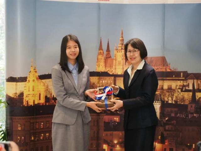 บุคลากรคณะศิลปศาสตร์ ได้รับรางวัลรองชนะเลิศอันดับสอง จากการประกวดการเขียนบทกวี เนื่องในโอกาส ครบรอบ 50 ปี การสถาปนาความสัมพันธ์ไทย-สาธารณรัฐเช็ก