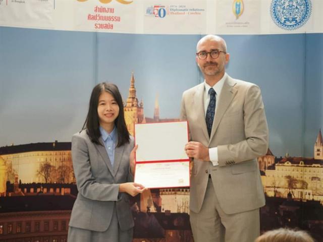 บุคลากรคณะศิลปศาสตร์ ได้รับรางวัลรองชนะเลิศอันดับสอง จากการประกวดการเขียนบทกวี เนื่องในโอกาส ครบรอบ 50 ปี การสถาปนาความสัมพันธ์ไทย-สาธารณรัฐเช็ก