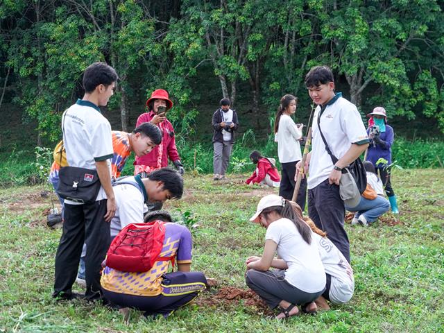 มหาวิทยาลัยพะเยาจัดกิจกรรม “ปลูกไม้ผล คนกินได้” เฉลิมพระเกียรติสมเด็จพระนางเจ้าสิริกิติ์ พระบรมราชินีนาถ พระบรมราชชนนีพันปีหลวง