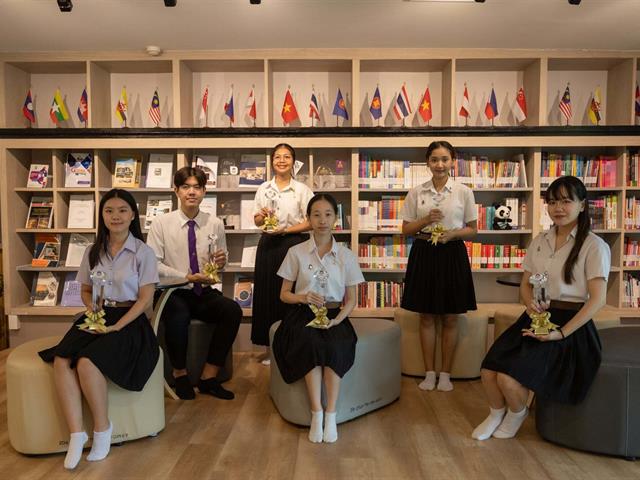 คณะศิลปศาสตร์มอบรางวัล “เพชรยอดมงกุฎ คณะศิลปศาสตร์” ประจำการศึกษา 2567