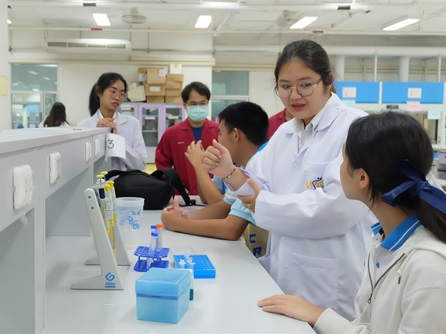 คณะวิทยาศาสตร์การแพทย์เปิดบ้านต้อนรับนักเรียนชั้นมัธยมศึกษาปีที่ 5 พร้อมด้วยคณะครูจากโรงเรียนเทศบาล 6 นครเชียงราย เพื่อเข้าฝึกปฏิบัติการทางด้านวิทยาศาสตร์การแพทย์