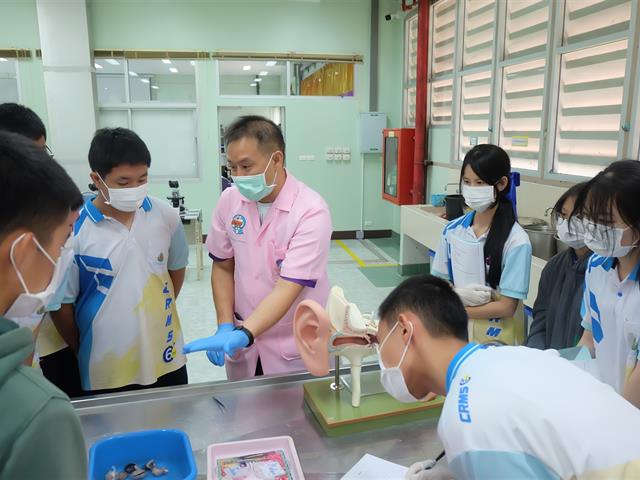 คณะวิทยาศาสตร์การแพทย์เปิดบ้านต้อนรับนักเรียนชั้นมัธยมศึกษาปีที่ 5 พร้อมด้วยคณะครูจากโรงเรียนเทศบาล 6 นครเชียงราย เพื่อเข้าฝึกปฏิบัติการทางด้านวิทยาศาสตร์การแพทย์