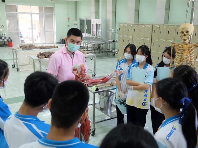 คณะวิทยาศาสตร์การแพทย์เปิดบ้านต้อนรับนักเรียนชั้นมัธยมศึกษาปีที่ 5 พร้อมด้วยคณะครูจากโรงเรียนเทศบาล 6 นครเชียงราย เพื่อเข้าฝึกปฏิบัติการทางด้านวิทยาศาสตร์การแพทย์